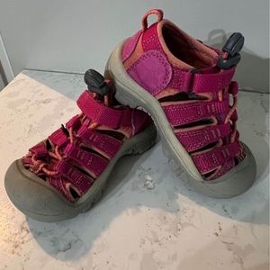 Keen Toddler Size 8 water shoes/hiking shoes